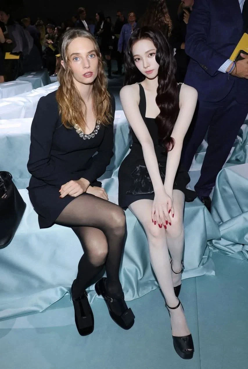 백인이랑 사진 찍은 황인_1.webp