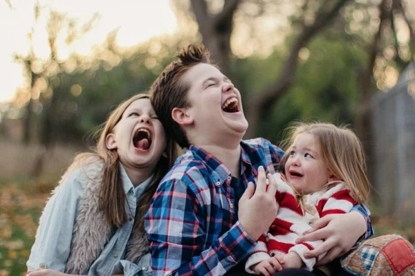 남매의 광기어린 웃음으로 겁에 질린 막내딸_1.webp