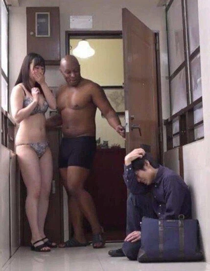 문고리에 머리 찧고 아파하는 일본 남자_1.webp