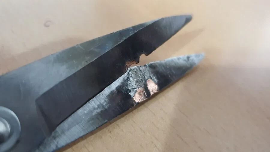 전기선 자르다가 죽을뻔한 사람.jpg_2.webp