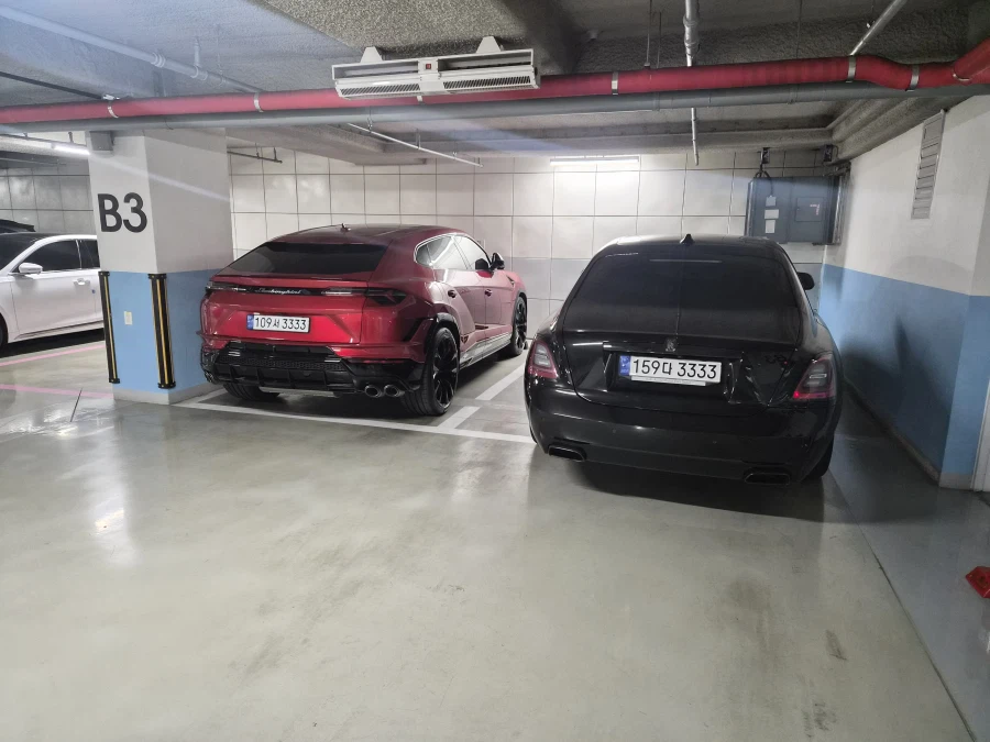 와 회사건물 주차장 장난없네_1.webp