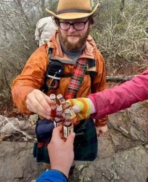 등산할때 눈에 잘 띄는 옷을 입어야 하는 이유_1.webp