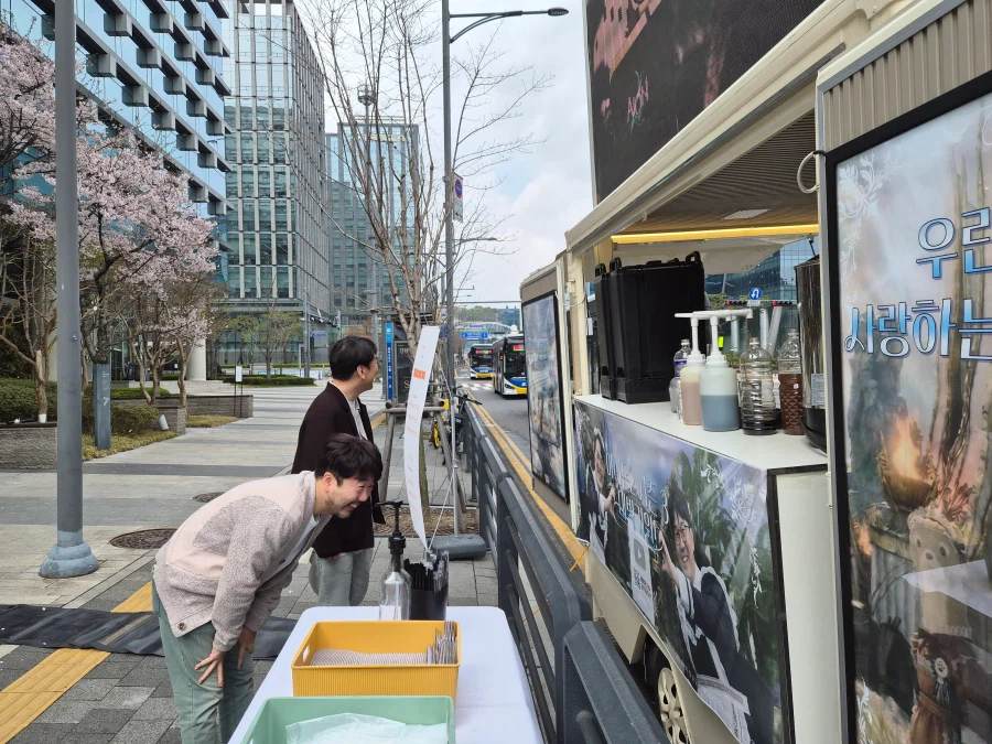 트럭을 받은 NC임직원 표정_1.webp