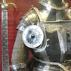 중세 기사들이 가슴팍에 동그란 철판을 붙인 이유_1.webp