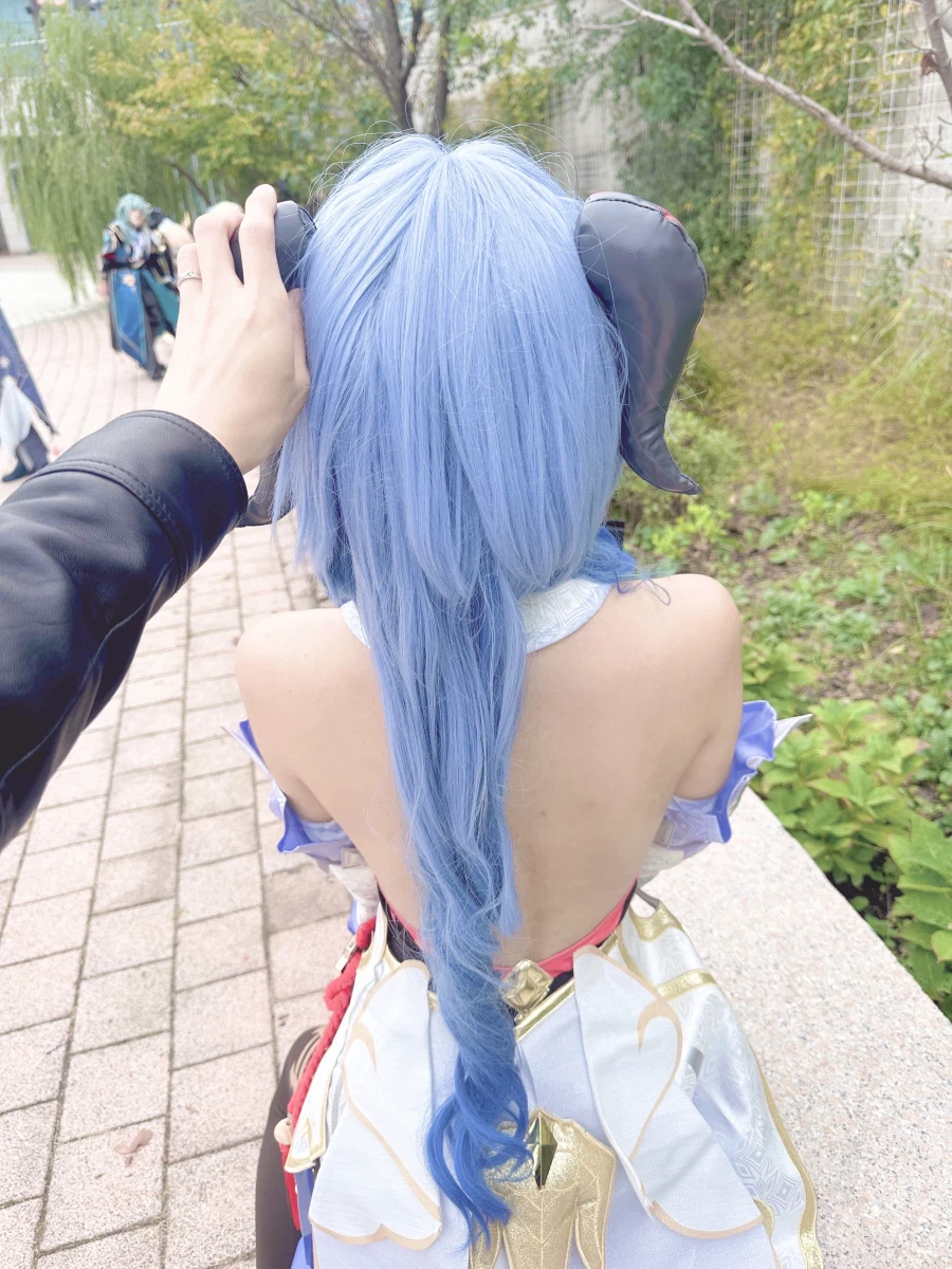 등짝밖에 안 보이는 감우 코스프레_1.webp