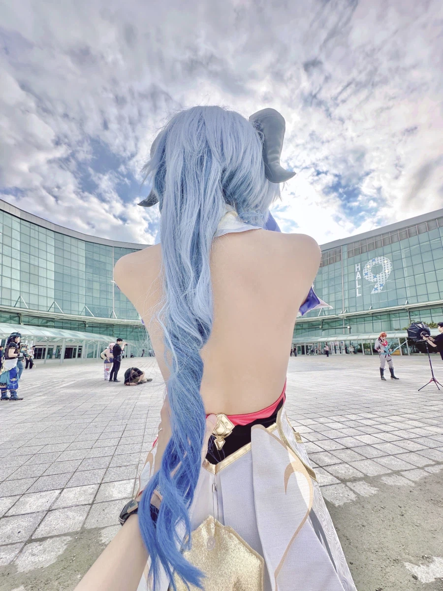 등짝밖에 안 보이는 감우 코스프레_2.webp