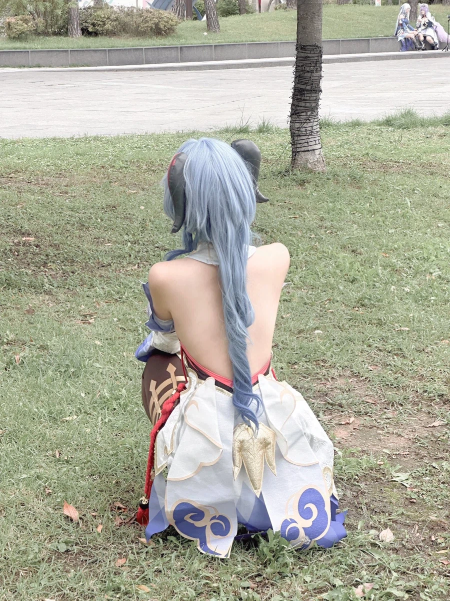 등짝밖에 안 보이는 감우 코스프레_3.webp