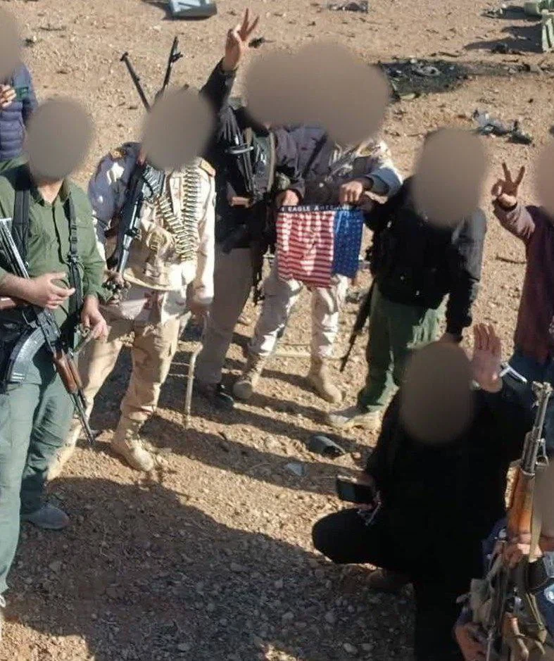 작전나왔는데 깜빡하고 성조기를 안챙겼다_1.webp