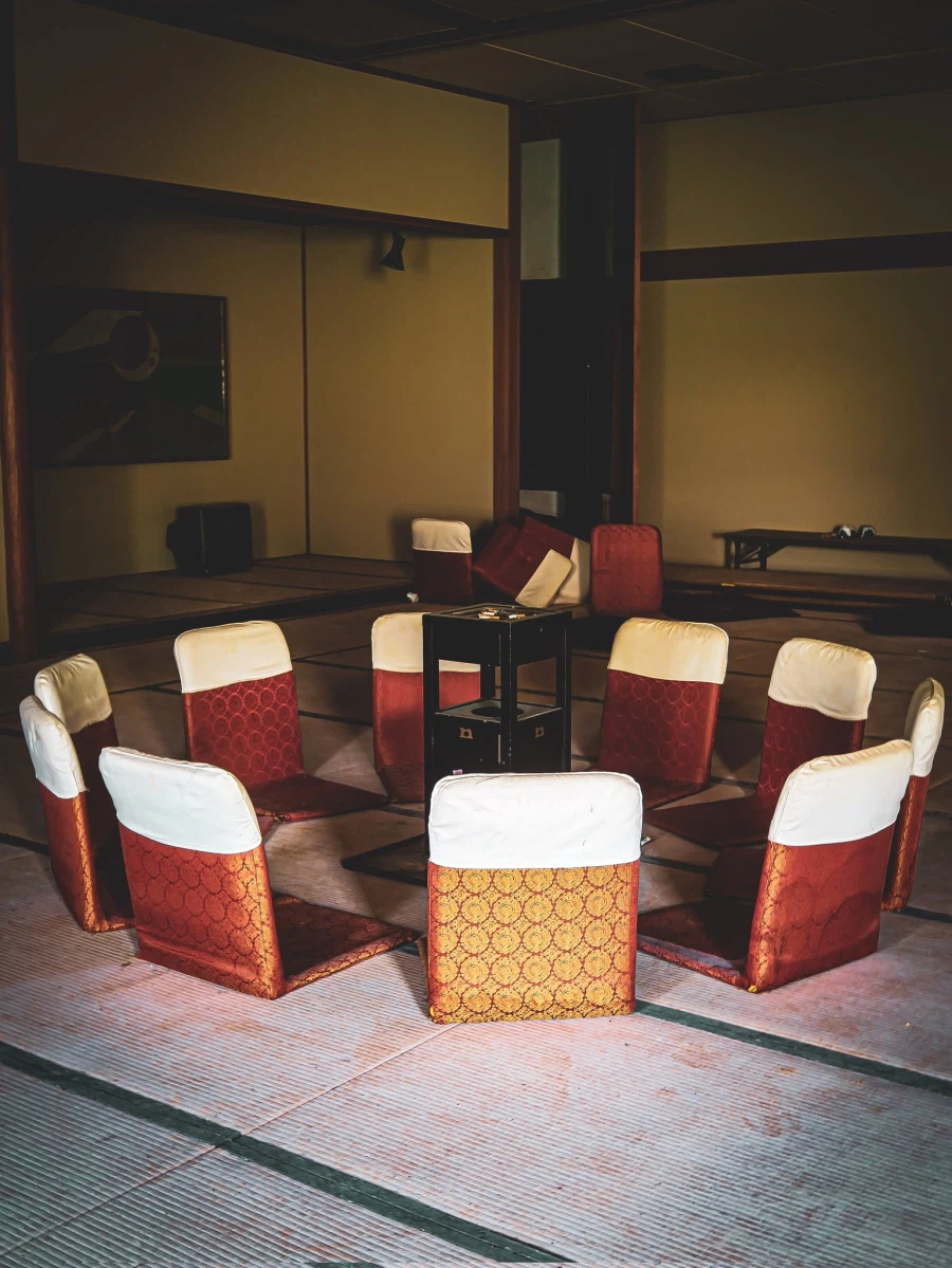 일본, 재떨이를 둘러싸고 있는 폐허의 의자들 _1.webp