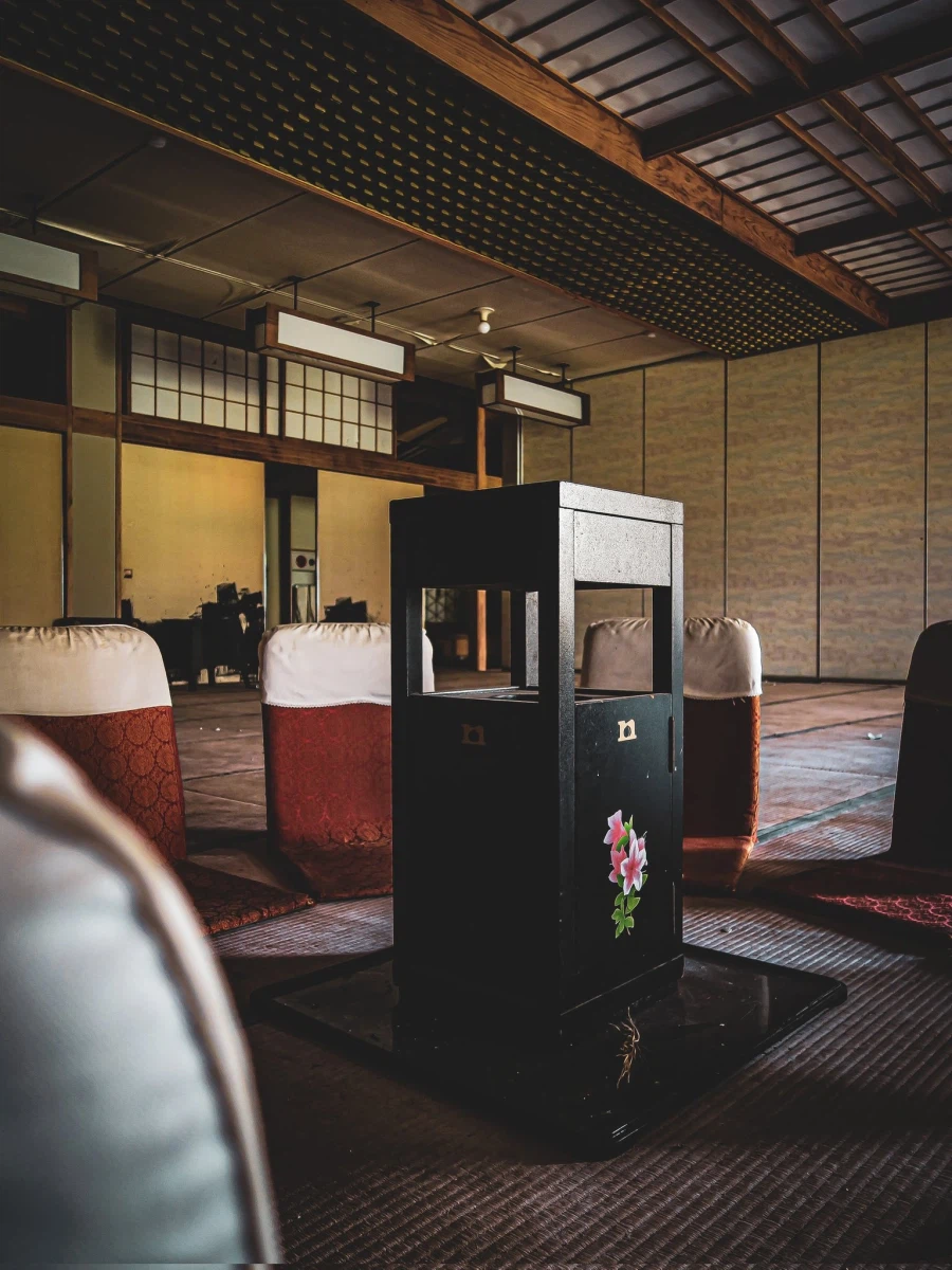 일본, 재떨이를 둘러싸고 있는 폐허의 의자들 _2.webp