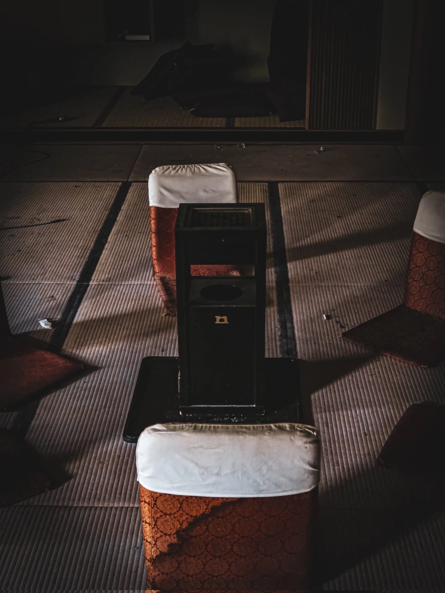 일본, 재떨이를 둘러싸고 있는 폐허의 의자들 _3.webp