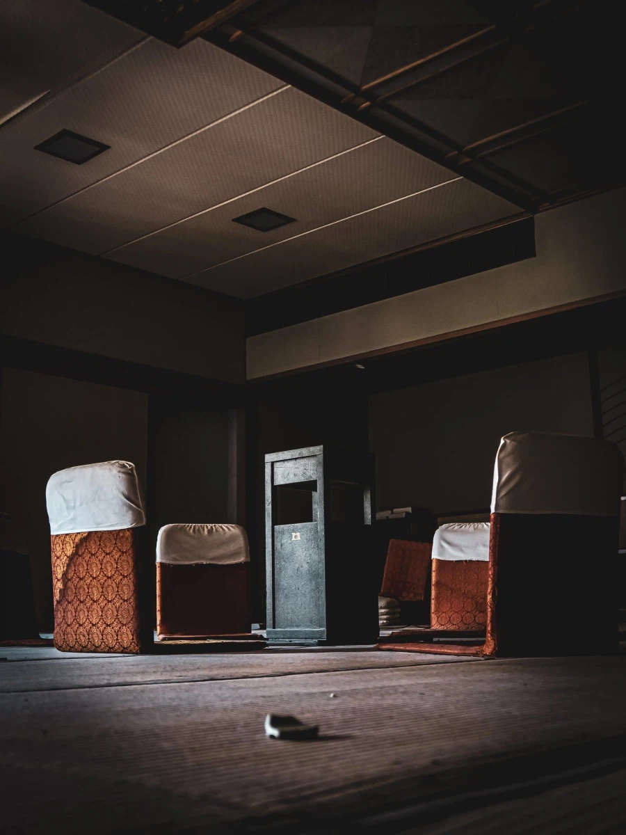 일본, 재떨이를 둘러싸고 있는 폐허의 의자들 _4.webp