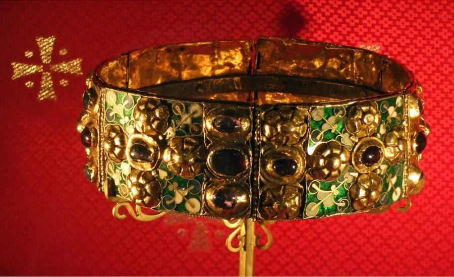 금과 보석으로 만들었는데