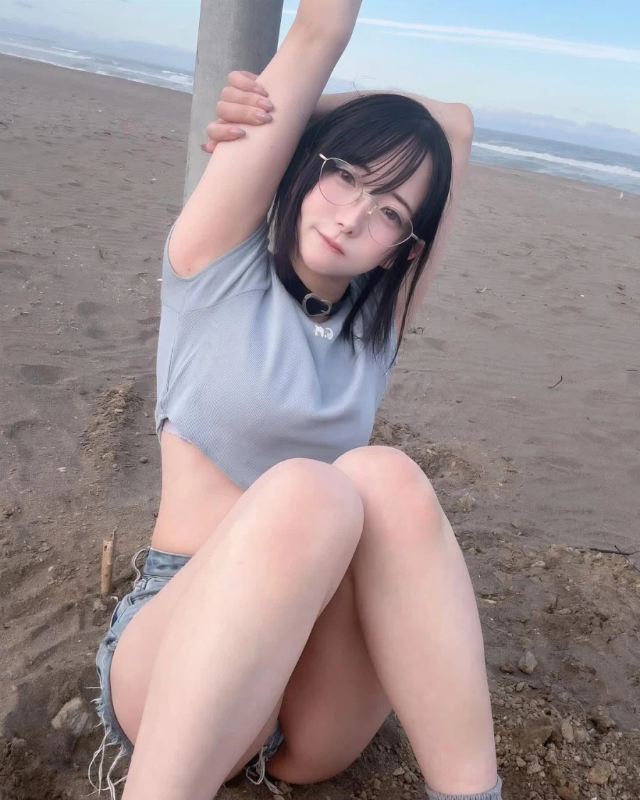 허벅지가 쩌는 코스프레 모델 jpg_3.webp