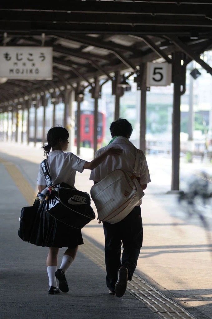 흔한 일본의 청춘남녀 뒷모습_1.webp