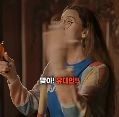 히틀러를 죽이러온 시간여행자_17.webp