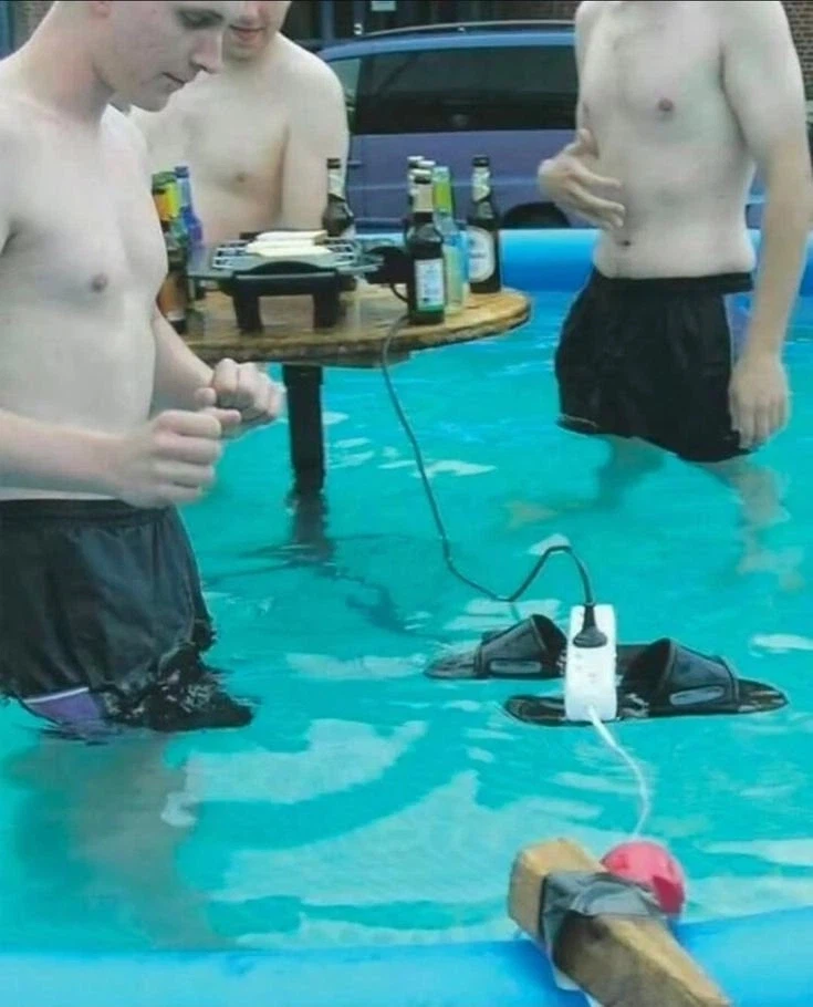 수영장 파티를 즐기는 사나이들.jpg_1.webp