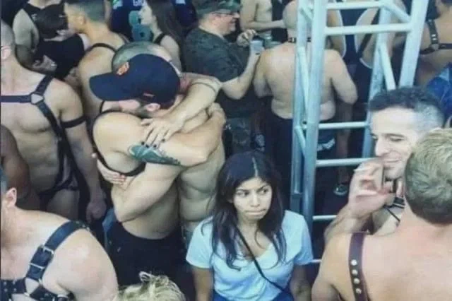 게이 축제에 온 여자_1.webp