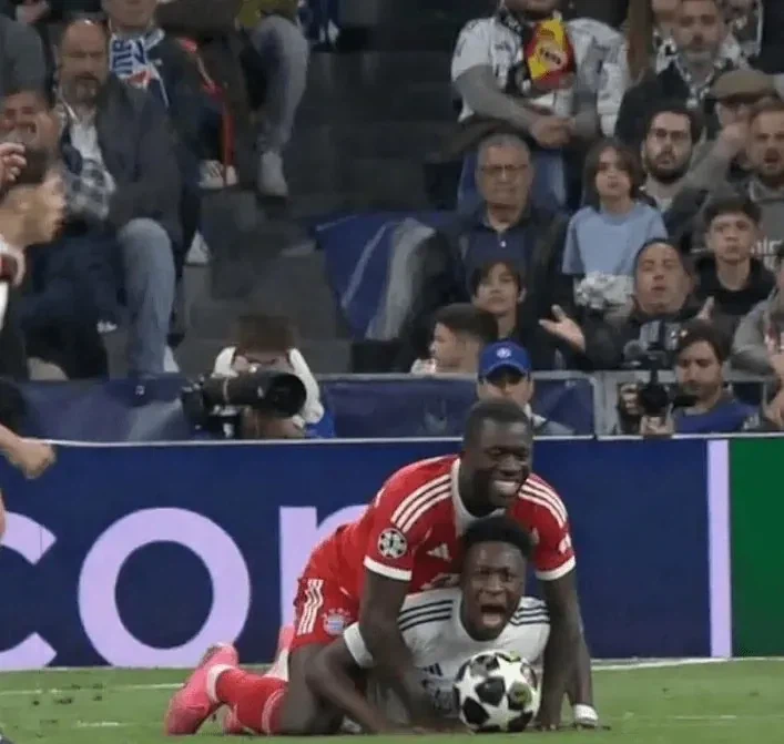 수많은 사람들 앞에서 후배위하는거 아님_1.webp