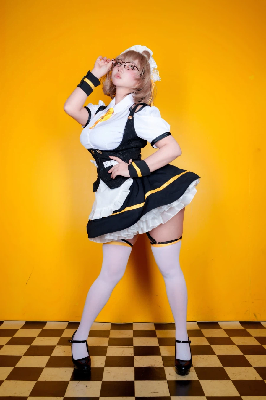 적당히 통통한 몸매의 안경 메이드상_1.webp