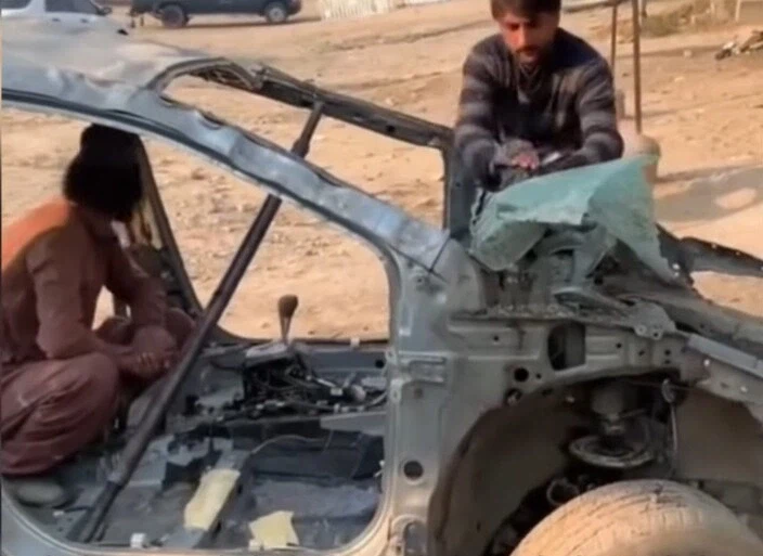 가난한 나라의 자동차 복원의 시작점과 완성점_1.webp