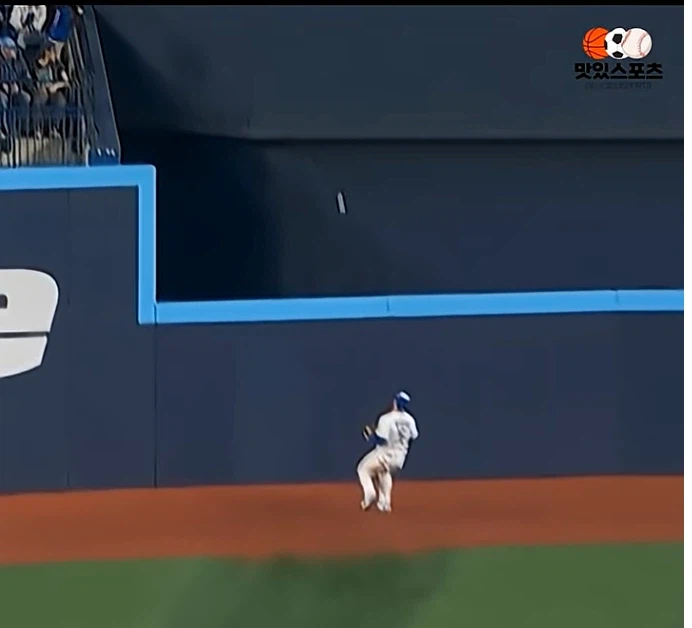 야구공을 네모안에 넣어야하는 직업_2.webp