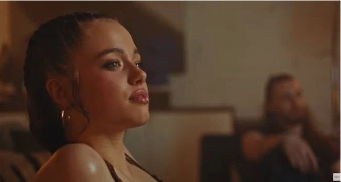 안젤리나 졸리 딸 샤일로가 우주소녀 다영 뮤비에 출연.jpg_2.webp