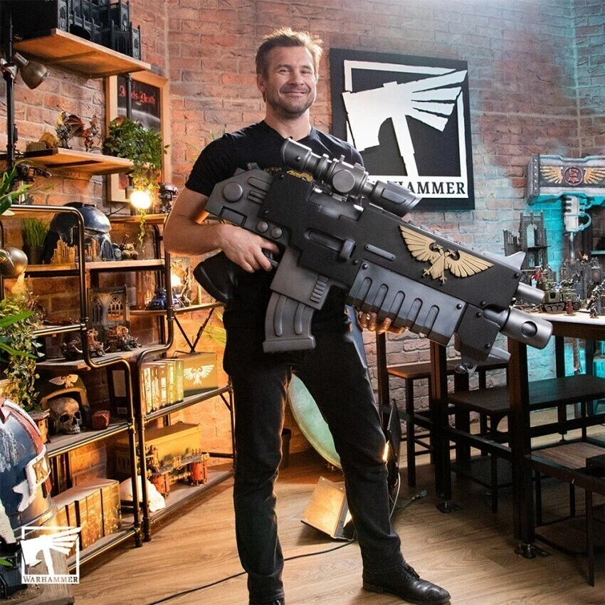 1대1 사이즈로 제작된 워해머 스페이스마린 무기_1.webp