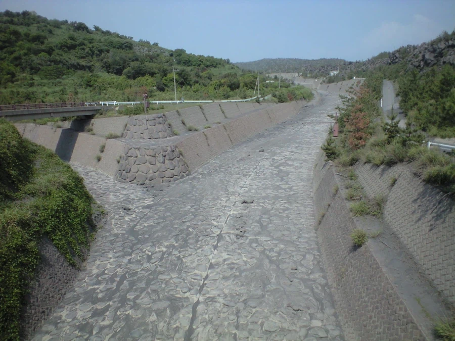 섬나라의 예산낭비스러운 구조물_1.webp