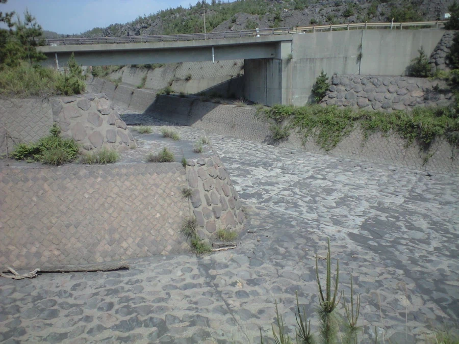 섬나라의 예산낭비스러운 구조물_2.webp