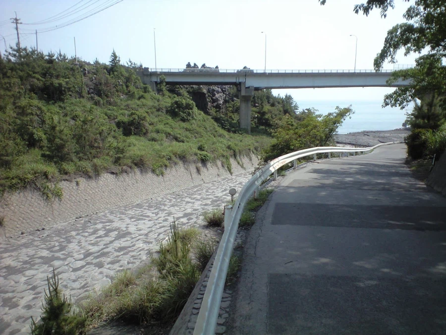 섬나라의 예산낭비스러운 구조물_3.webp