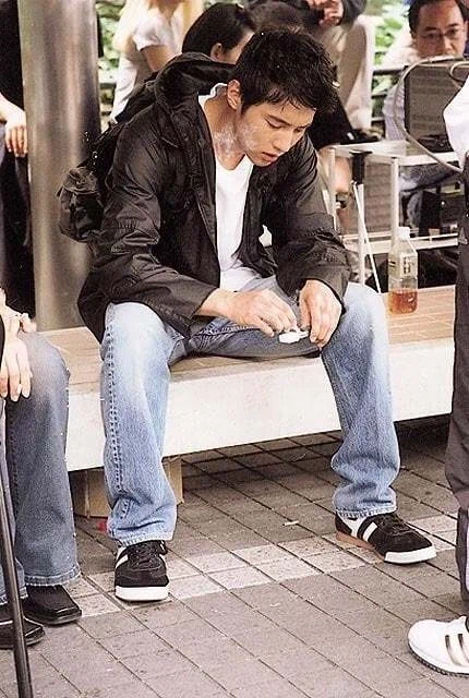 휴대용 재떨이를 사용하는 사람...jpg_1.webp