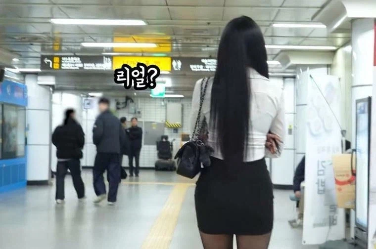 남자들이 다 쳐다본다는 누나_3.webp