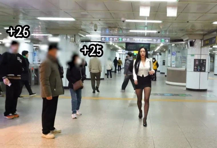 남자들이 다 쳐다본다는 누나_4.webp