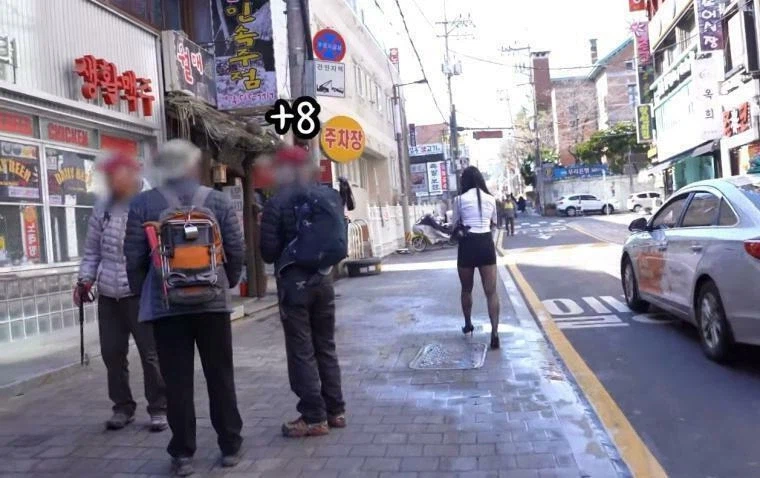 남자들이 다 쳐다본다는 누나_5.webp