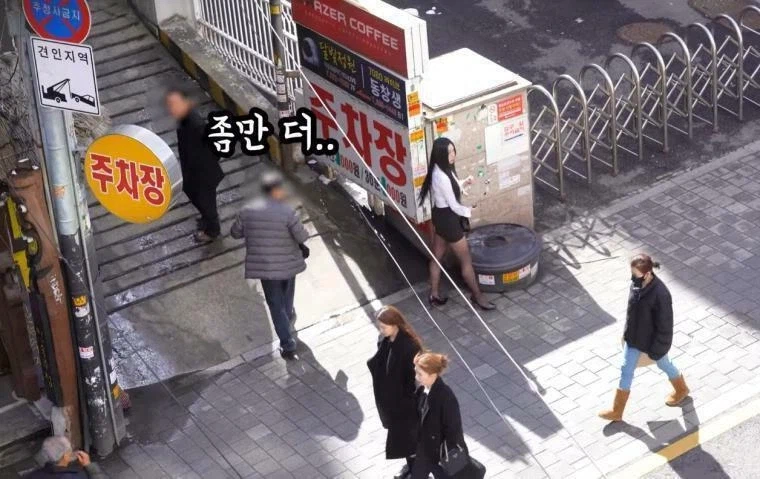 남자들이 다 쳐다본다는 누나_7.webp