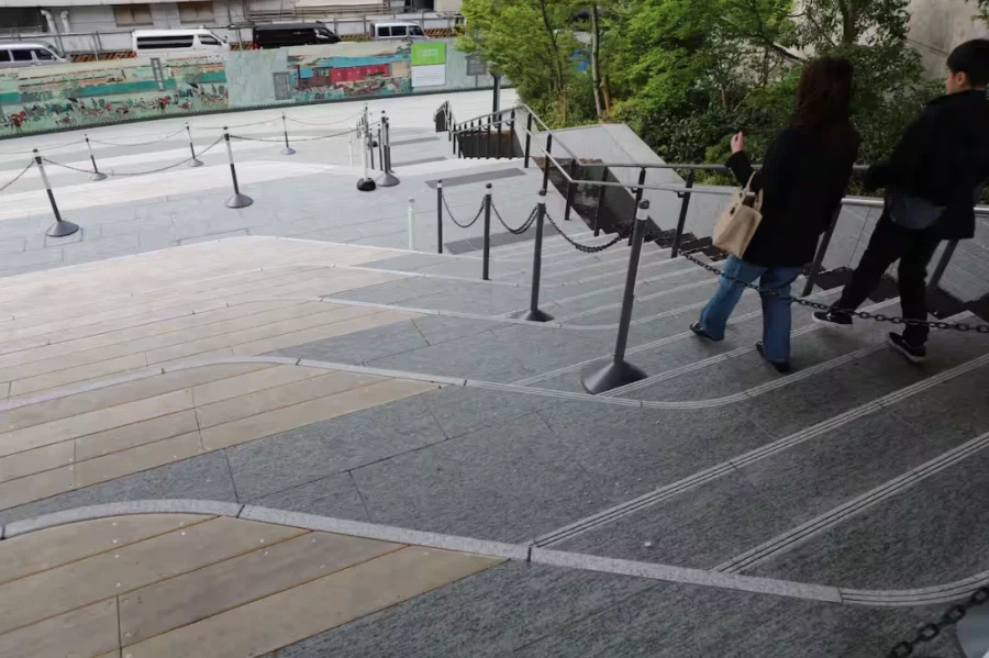 일본에서 부상자가 발생한 환각 계단_2.webp