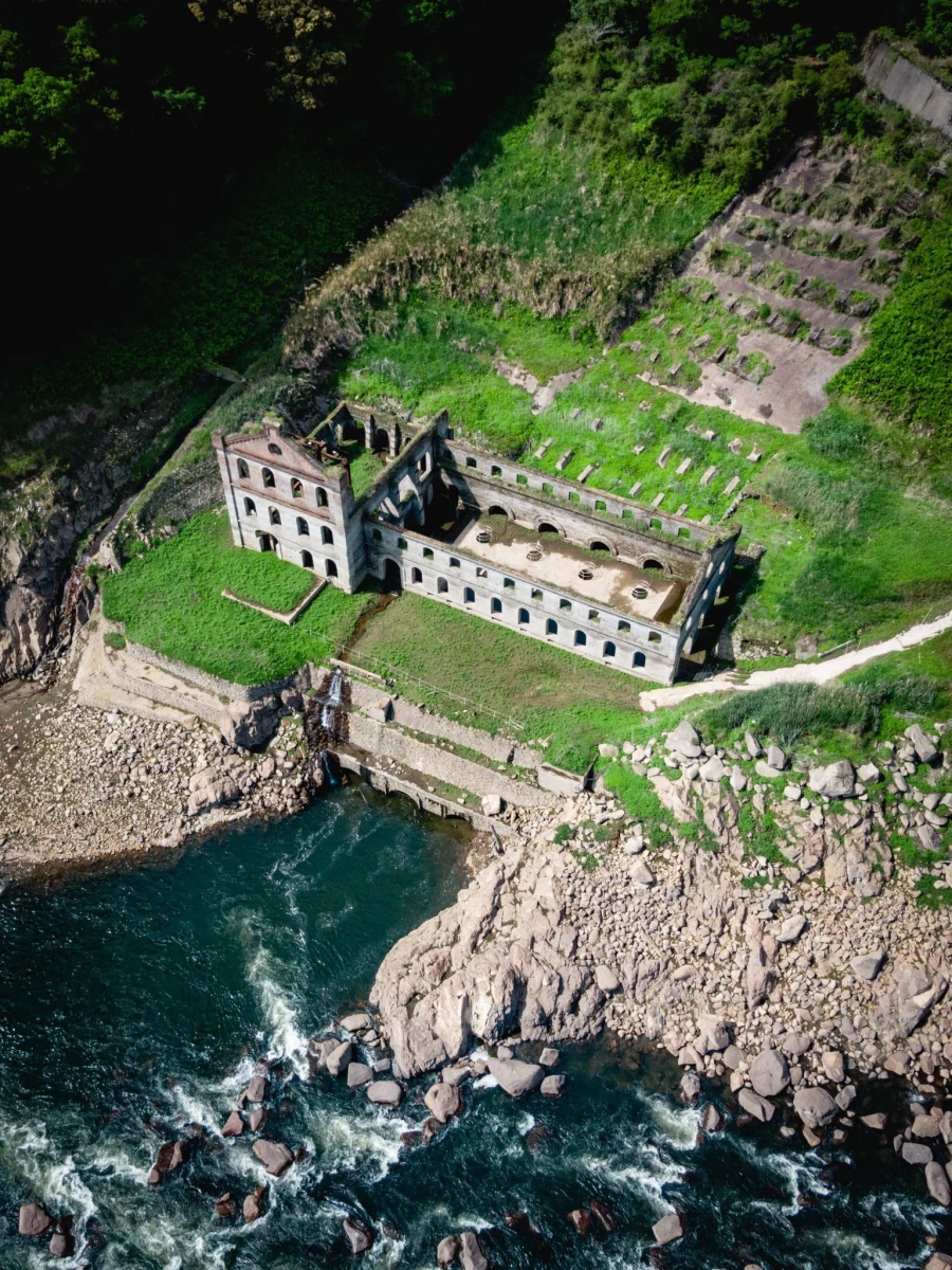 일본, 여름되면 나타나는 수몰 발전소 폐허_1.webp