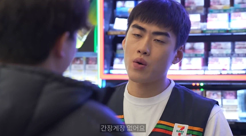 편의점에서 용과, 간장게장 찾는 손님_6.webp