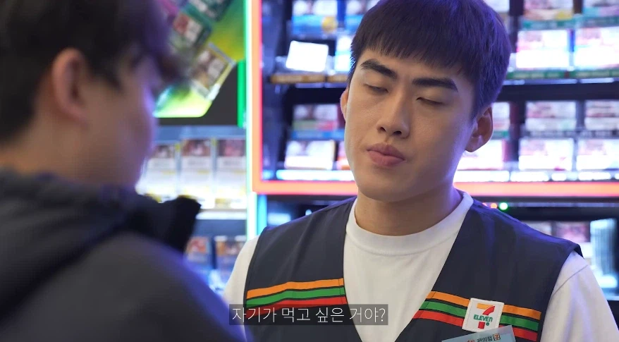 편의점에서 용과, 간장게장 찾는 손님_9.webp