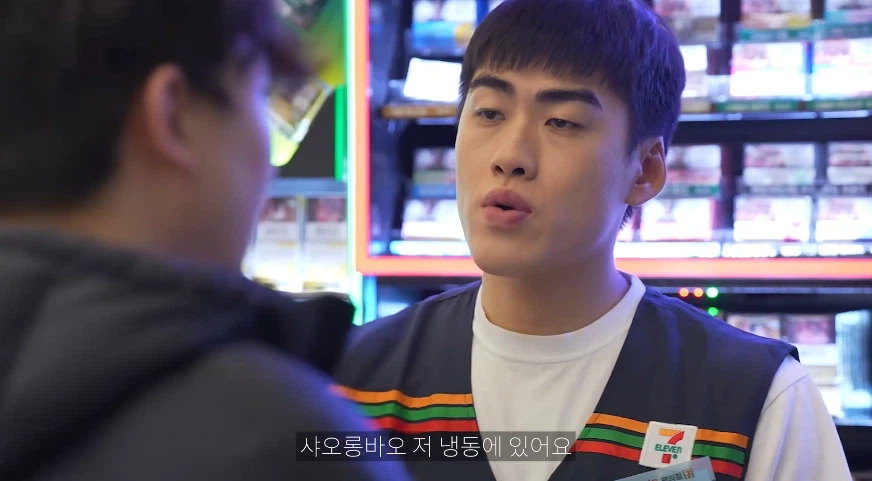편의점에서 용과, 간장게장 찾는 손님_13.webp
