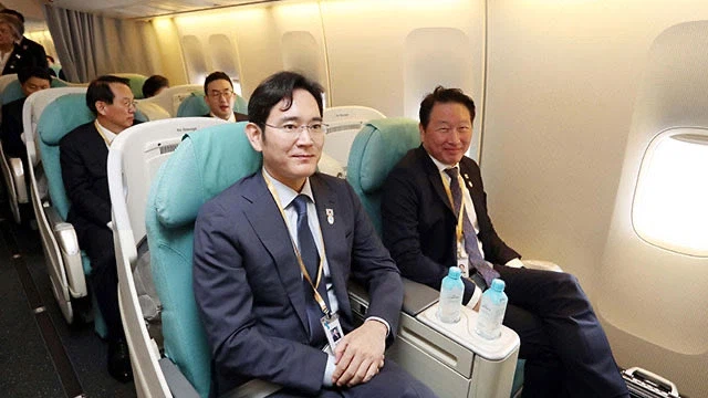 옆자리에 사람 앉는거 첨인 표정._1.webp