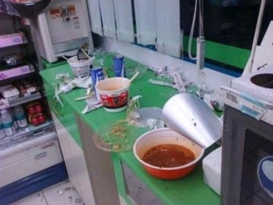 편의점 알바가 인류애를 상실하는 순간_1.webp