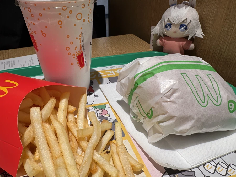 오구리 앞에서 햄버거를 먹을거다_1.webp