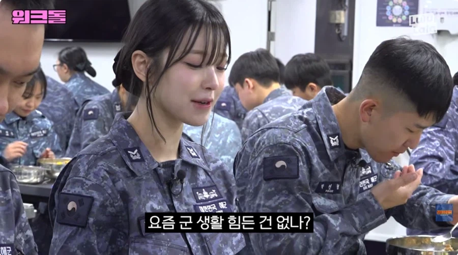 전역일을 세고 있는 이병을 보는 걸그룹._3.webp