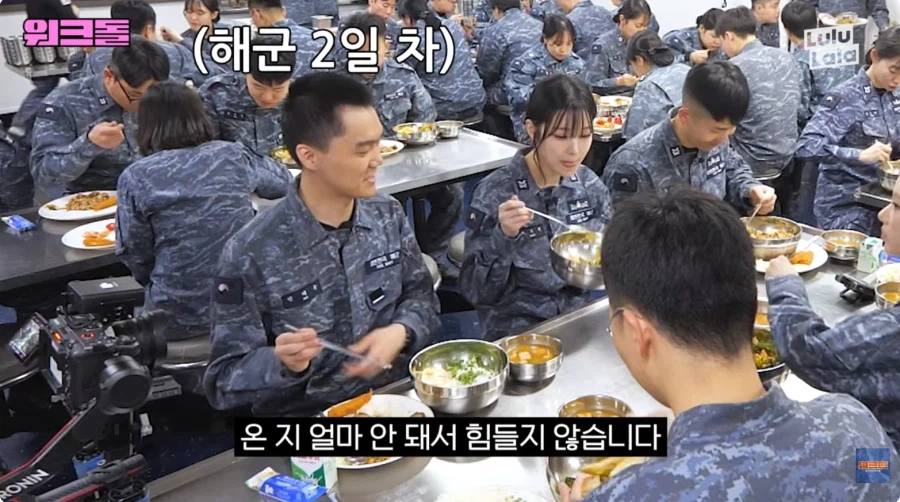 전역일을 세고 있는 이병을 보는 걸그룹._4.webp