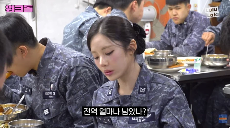 전역일을 세고 있는 이병을 보는 걸그룹._5.webp