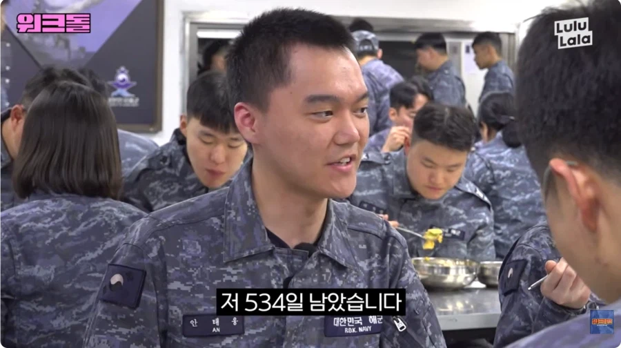 전역일을 세고 있는 이병을 보는 걸그룹._6.webp