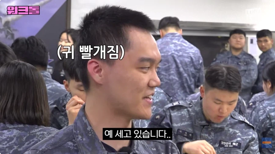 전역일을 세고 있는 이병을 보는 걸그룹._8.webp