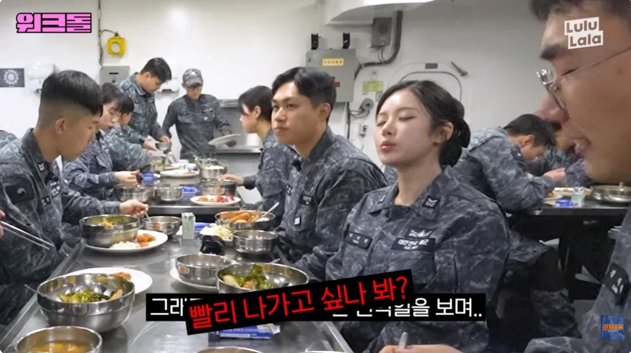 전역일을 세고 있는 이병을 보는 걸그룹._10.webp